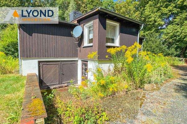 Hausansicht mit Garage