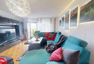 großzügiges Wohnzimmer mit Platz