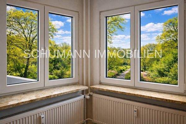 Blick durch die Fenster  im Schlafzimmer