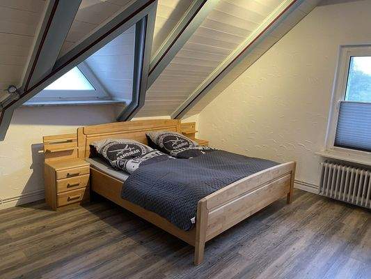 Ganz dezent ist das Schlafzimmer möbliert