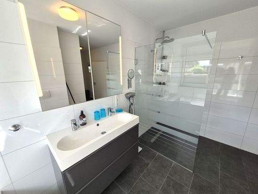 und begehbarer Dusche