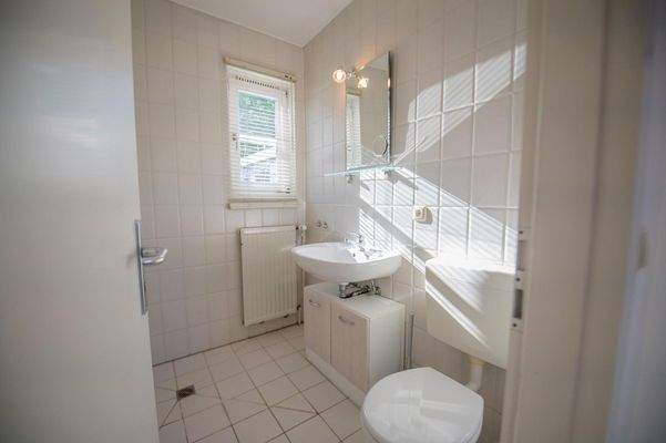 Büro-WC mit Duschvorrüstung