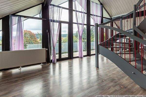 große Fensterfront mit Ausblick