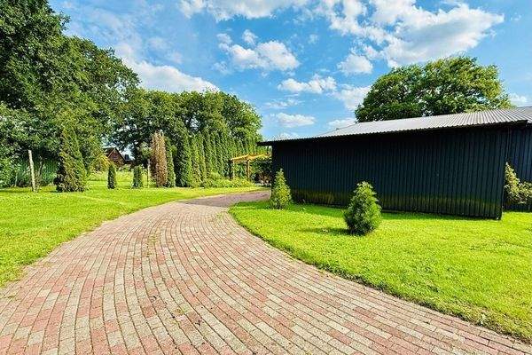 Hofauffahrt mit Blick auf das Nebengebäude
