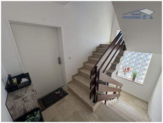 Treppenhaus in stilvollem Ambiente – hell und gepflegt – 1. OG