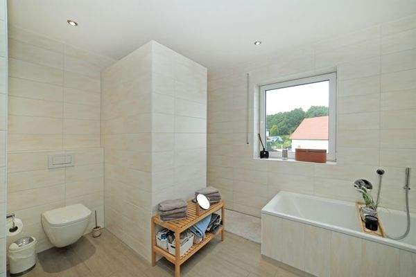 Bad mit Dusche und Wanne