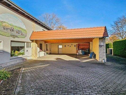 Hof mit Carport