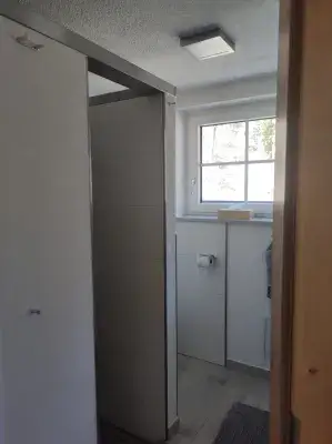 Bad mit offener Dusche links