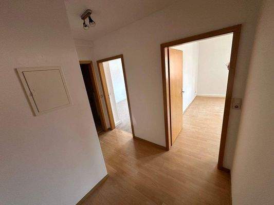 Flur mit Blick in das  Schlafzimmer und Wohnzimmer