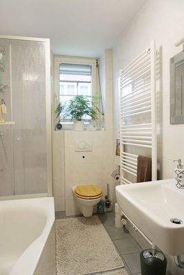 Tageslichtbad mit Wanne und Dusche