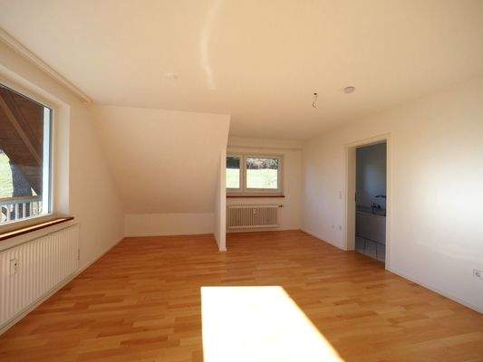 Schlafzimmer mit Tür ins Bad