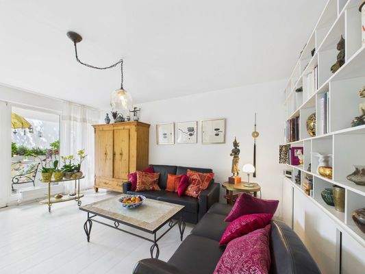 Wohnzimmer mit Einbauregal