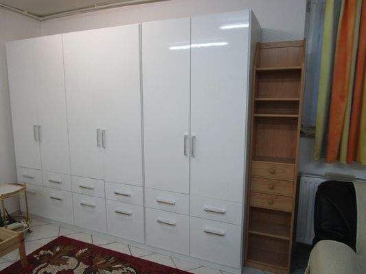Kleiderschrank 1