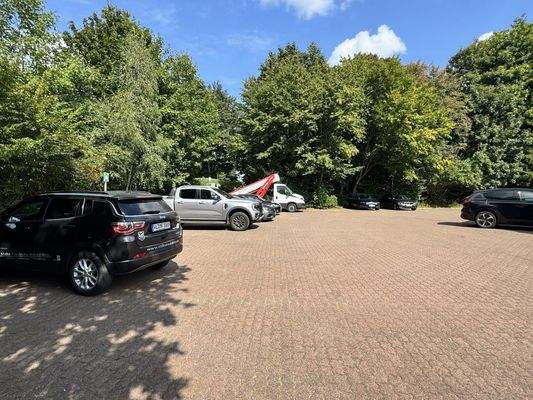 Parkplatz vor dem Firmangebäude