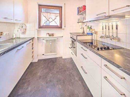 Helle Küche mit Fenster