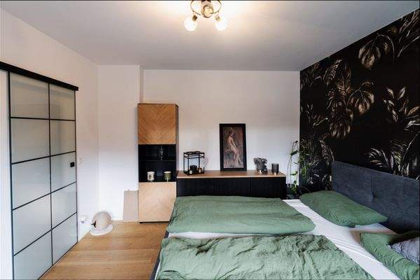 Freundlich gestaltetes Schlafzimmer mit klarer und harmonischer Atmosphäre