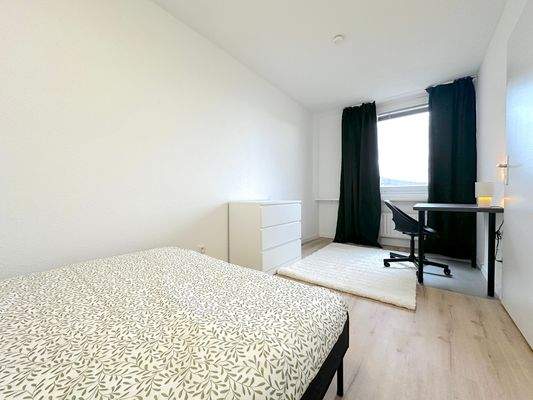 Helles WG-Zimmer mit Schreibtisch