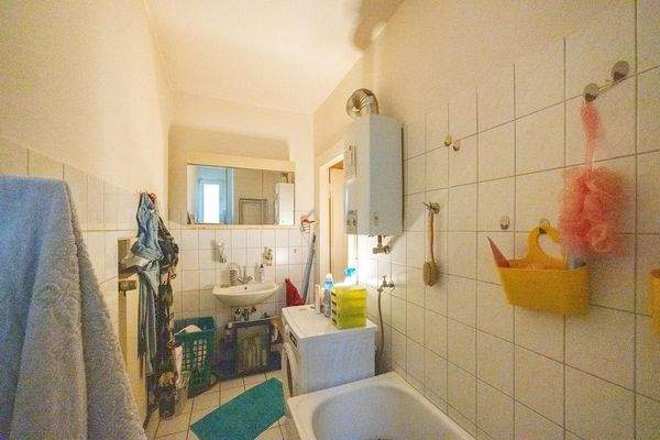 Wohnung 2. OG:  Tageslichtbad, hier noch mit Gas-Durchlauferhitzer