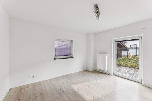 Wohnzimmer mit Zugang zum Garten