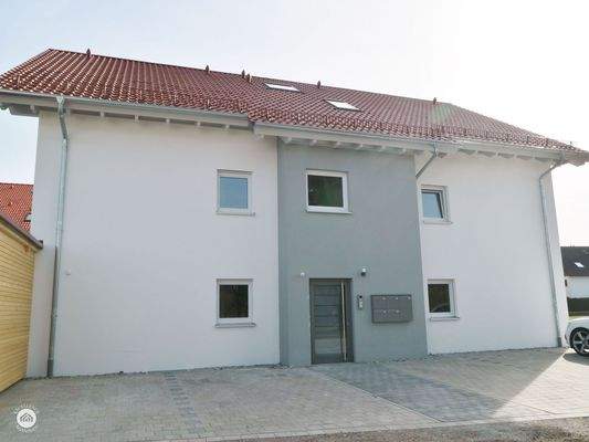 Eingang und Stellplätze