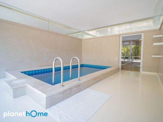 Indoor Pool Zugang Kaminzimmer