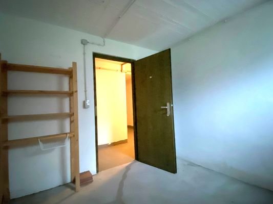 6qm Keller mit Fenster und Stromanschluss