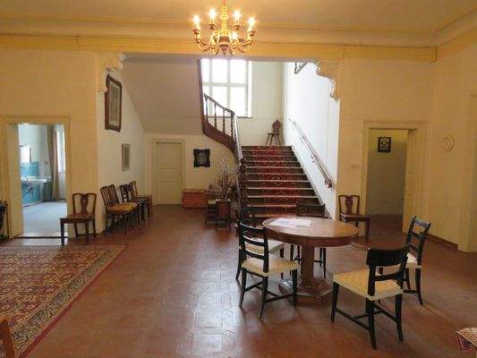 Empfangshalle mit offenem Treppenhaus 