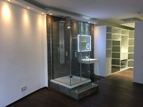 Duschkabine vor Ankleidezimmer