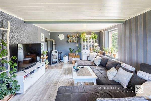 Im Wohnzimmer am Kamin den Abend ausklingen lassen