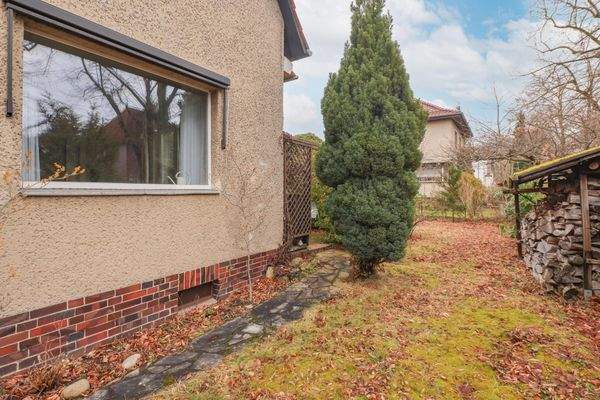 Hausansicht mit Garten