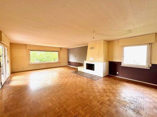 Wohnzimmer m. Zugang zum Balkon