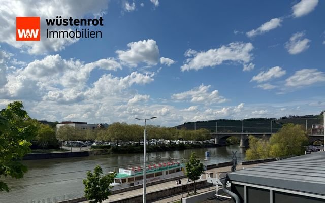 Blick von der Dachterrasse über den Main