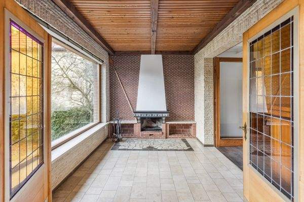 Blick von der Terrasse ins Kaminzimmer