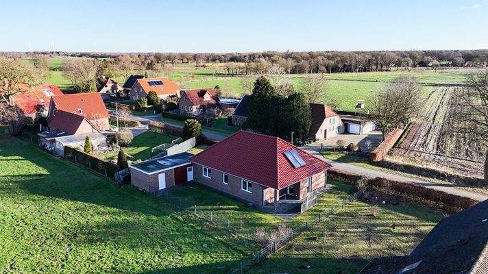 Blick zum Haus, eingebettet in grüner Landschaft (