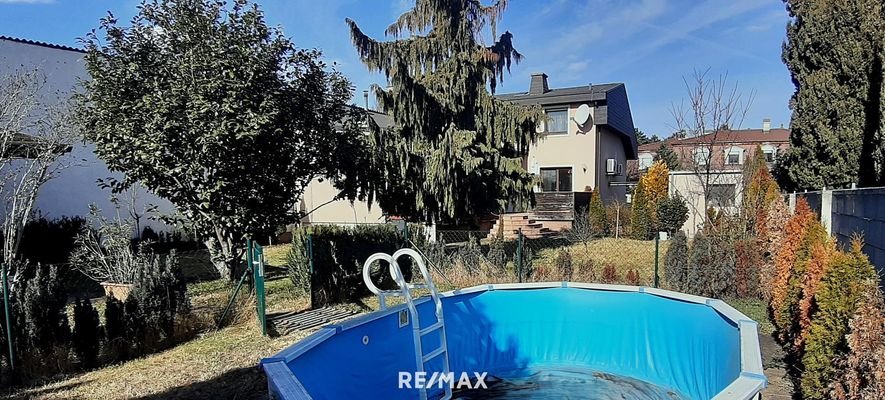 Blick v. Garten z. Haus und Pool