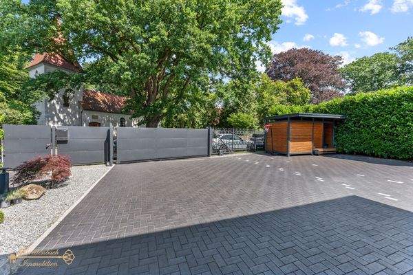 Auffahrt Parkplätze