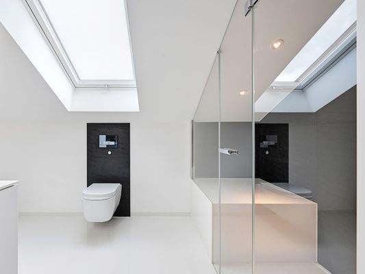 Stilvoll gestalteter Duschbereich