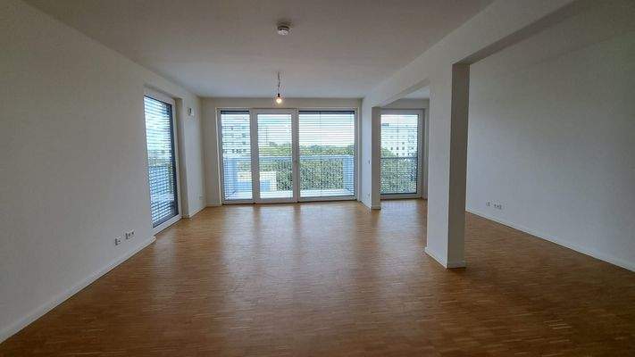 Helles Wohnzimmer mit Balkon