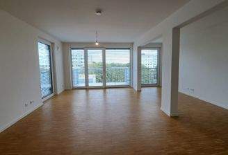 Helles Wohnzimmer mit Balkon