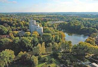 Außenansicht mit Neuhöfer Teich