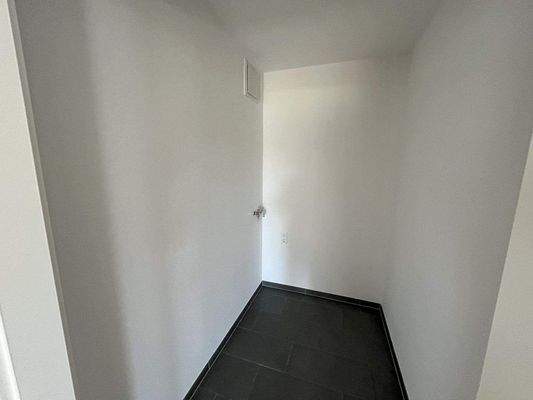 Abstellkammer mit Waschmaschinenanschluss.jpg