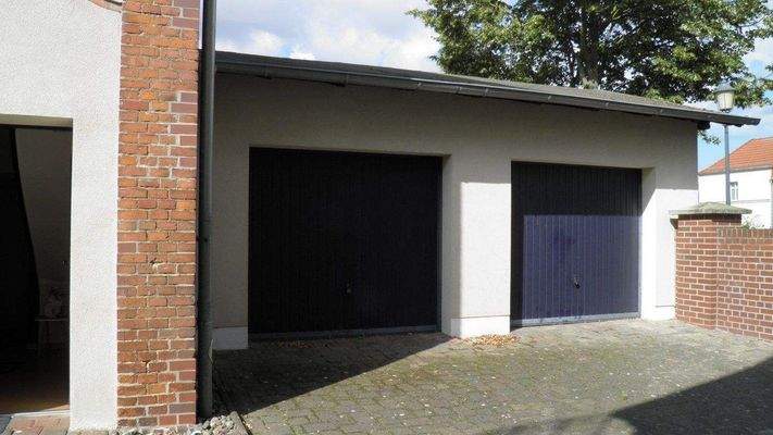 NG, angebaute Doppelgarage mit Schwingtore 