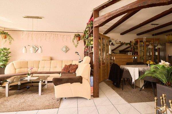 Blick vom Wohnbereich in den Essbereich 