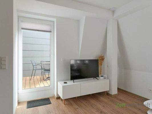 Blick zu TV und Balkonausgang