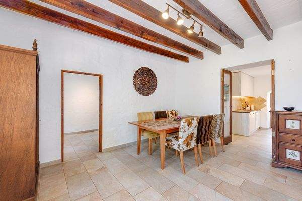 Essbereich mit Holzbalkendecke