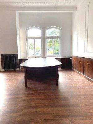 Zimmer mit Schreibtisch