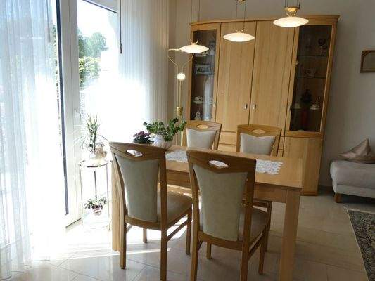 große Fensterfront mit Türen zum Garten