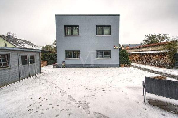 Hausansicht mit Schuppen