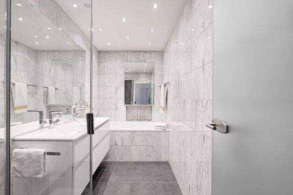 Master-Bad mit Dusche und Badewanne