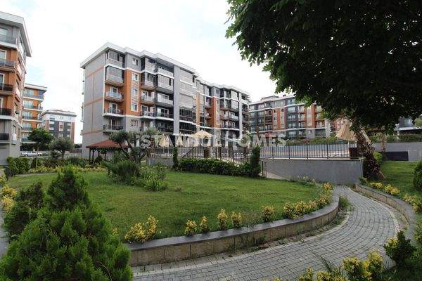 2-Bedroom Flat in a Complex with Pool and Gym in İstanbul Silivri